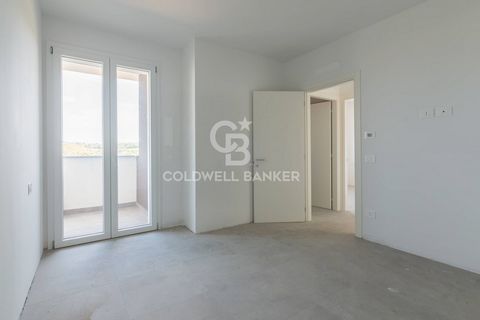 NEUBAU-WOHNUNG FERTIG ZUR LIEFERUNG Kurz vor der Fertigstellung bieten wir eine Wohnung in einem Neubau an. Apartment im zweiten Stock, bestehend aus einem Wohnzimmer mit Kochnische und direktem Zugang zur überdachten Terrasse, ideal für gesellige Mo...