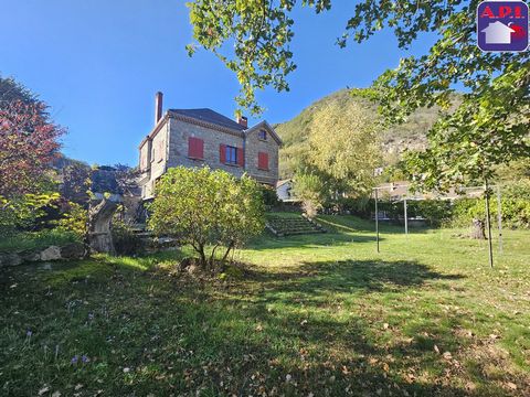 SELTENES Außergewöhnliches Steinhaus in einem Wohngebiet von Axe Les Thermes, nur einen Steinwurf von der Seilbahn und den Thermalbädern entfernt. Auf einer Wohnfläche von ca. 260 m² bietet es sieben Schlafzimmer, ein schönes Wohnzimmer und zwei Dach...