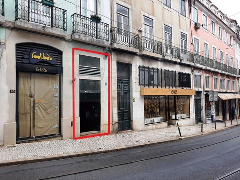 Winkel met mezzanine, van 39,2m2, bestemd voor handel en diensten, gelegen in Chiado, in een premium en historisch gebied van Lissabon. Het heeft een goede toegang tot de weg en het openbaar vervoer. Locatie met veel handel in een voetgangersgebied h...