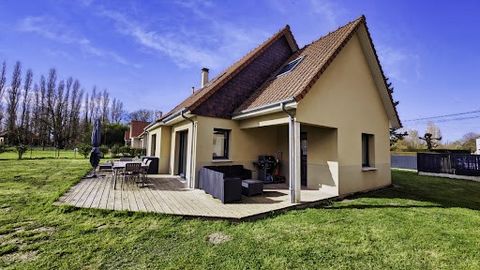 Jean-Philippe DROUILLON offers you this recent real estate complex including a house and 3 guest rooms Located in a peaceful hamlet in the heart of cycle paths and close to the magnificent Bay of Somme, this exceptional house offers an idyllic living...