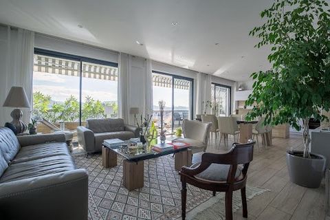 Appartement T3/4 d'Exception à Marseille – Carré d'Or Découvrez ce superbe appartement T3/4, niché au cœur du prestigieux Carré d'Or de Marseille. Situé dans une résidence de standing, cet espace élégant allie confort moderne et charme méditerranéen....