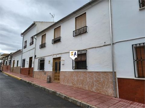 Esta propiedad amueblada y lista para entrar a vivir se encuentra en el centro de la popular ciudad de Humilladero, en la provincia de Málaga, Andalucía, España, situada a poca distancia de todos los servicios locales, incluidas tiendas, escuelas loc...