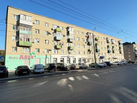 Продается просторная 2-комнатная квартира по адресу: ул.Калинина, д. 100. Этаж: 4 из 5, дом кирпичный. Общая площадь квартиры составляет 43.1 кв.м, комнаты раздельные. Санузел отделан качественной плиткой, установлено новое оборудование. Возможна про...