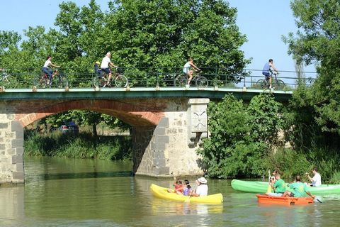 Une touche mexicaine.... Complexe coloré et familial avec des éléments de style mexicain au cœur de l'Hérault, à seulement 15 minutes à pied de la plage. Des piscines extérieures avec toboggans, des bassins pour enfants et une piscine intérieure chau...