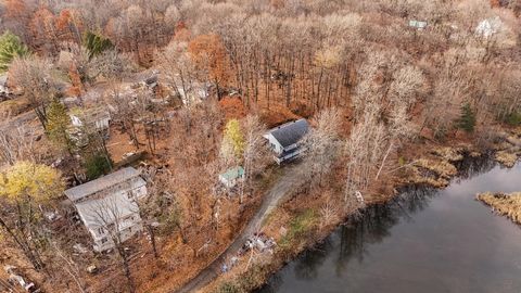 Spacious 5 bedroom home, located at the end of a peaceful cul-de-sac with views of a small lake in front. Recent construction (2009), some repairs to be expected but offering an ideal and quiet setting. To visit without delay to seize this great oppo...