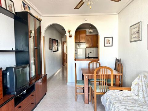 Ce charmant appartement d’une chambre avec placards, situé au cœur de Torrevieja, est parfait pour ceux qui recherchent le confort et la proximité de toutes les commodités. Il est situé au troisième étage avec 1 salle de bain complète équipée d’une d...