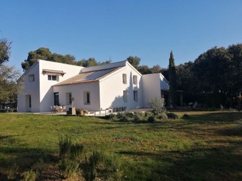 Venez découvrir ce lieu d’exception, entre campagne et collines, mais également proche des villages de St-Didier et Pernes-Les-Fontaines. Villa rénovée en 2017 avec des prestations de qualité. La maison principale se compose au rez de chaussée : d’un...