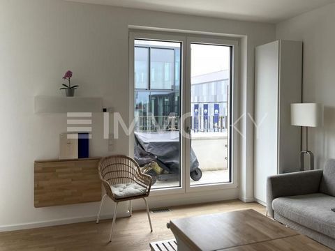 Bent u op zoek naar een stijlvol luxe appartement aan de East Side? Dit moderne appartement is gelegen aan de gewilde oostkant van Berlijn in de levendige wijk Friedrichshain, direct tegenover de bekende East Side Gallery en in de nabijheid van de Ub...