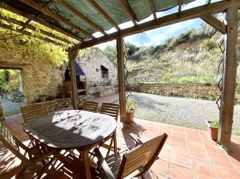 À vendre : Charmante maison en pierre à Portel-des-Corbières Située à seulement 15 minutes de Narbonne, dans le pittoresque village de Portel-des-Corbières et à 5 km de l'autoroute de Sigean, cette jolie maison est idéale pour ceux qui recherchent le...