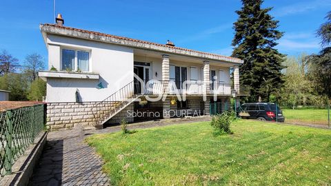 Située dans la charmante commune de Secondigny, cette maison bénéficie d'un emplacement paisible et verdoyant, idéal pour les amoureux de la nature. Secondigny offre un cadre de vie agréable, avec ses commerces de proximité, ses écoles et ses espaces...