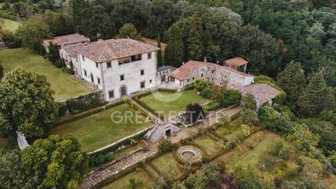 Eine unbefestigte Zufahrt durch einen Eichenwald führt zu diesem majestätischen Anwesen mit einer Fläche von ca. 2.000 Quadratmetern, das aus einer Villa vom Ende des 16. Jahrhunderts sowie aus weiteren Wohngebäuden und landwirtschaftlichen Nebengebä...