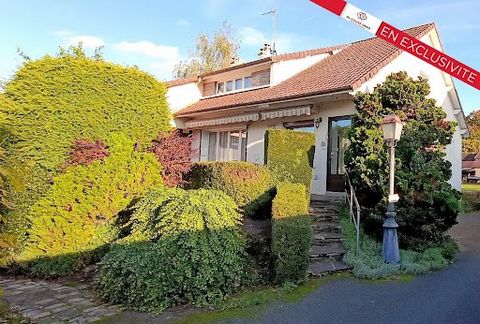 Découvrez cette maison familiale de 151 m², située à Rosny-sur-Seine, à quelques minutes de Mantes-la-Jolie. Elle se compose au rez de chaussée d'une entrée, d'une cuisine entièrement aménagée et équipée, d'un salon-séjour lumineux agrémenté d'une ch...