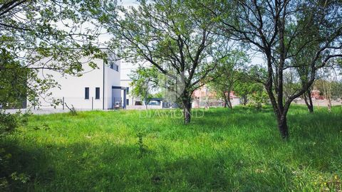 Location: Istarska županija, Buje, Kaštel. Buje, Kaštel, Bauland in Grenznähe! Nur 5 Autominuten von der Grenze zu Slowenien entfernt, in einer ruhigen Siedlung gelegen, befindet sich dieses interessante Baugrundstück! Die gesamte Grundstücksfläche b...