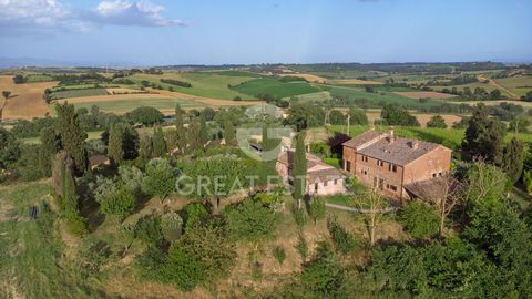 Splendido casale con dependance e piscina immerso nelle campagne cortonesi, per un totale di 6 camere e 5 bagni. Questo caratteristico casale toscano di 340 mq. si trova nelle campagne del comune di Cortona, vicino a tutti i servizi e in posizione pr...