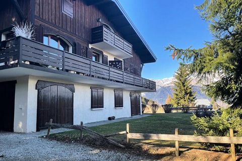 In einer sehr ruhigen Gegend mit herrlichem Blick auf den Mont Blanc gelegen, sehr schöne, warme und gemütliche Wohnung mit einer Fläche von ca. 90 m², im 1. Stock einer kleinen Wohnanlage mit nur drei Wohnungen. Es besteht aus einem Eingang mit Abst...