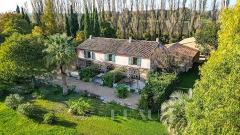 Niché en pleine campagne de Saint Rémy de Provence, au sein d'un parc arboré de plus de 5 hectares offrant une tranquillité absolue et une vue imprenable sur les Alpilles, mas traditionnel de 270 m2 habitables. Aménagée en trois espaces de vie distin...