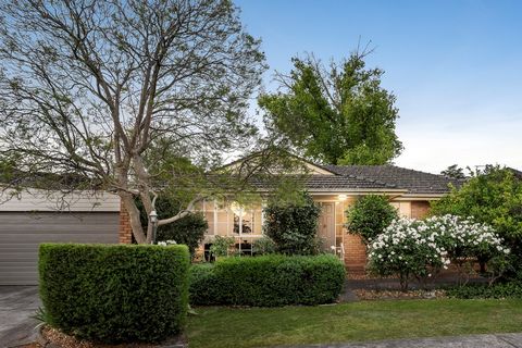 Diese riesige, einstöckige Villa ist selten zu finden und bietet die Privatsphäre eines Hauses mit dem zusätzlichen Vorteil eines pflegeleichten und üppigen Gartens. Hinter der eleganten Fassade präsentiert sich diese gepflegte Villa mit 3 Schlafzimm...