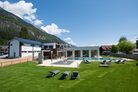 Questo appartamento si trova in uno dei due condomini di piccole dimensioni nel bellissimo parco vacanze Hermagor-Nassfeld Resort. Nel mezzo delle Alpi austriache e vicino al confine italiano, a 2,5 km dal piccolo centro di Hermagor. C'è una piscina ...