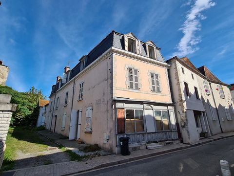 Appartement RDC droite, 45.4m2 : 1 séjour, 1 chambre, 1 salle de bain et 1 buanderie DPE : D/249 GES: B/7 Appartement 1er Droite, 43.1m2 : 1 séjour, 1 salle de bain, 2chambres, 1 entrée DPE : E/261 GES : B/8 Appartement 1er Gauche, 65.51 m2 : 1 entré...