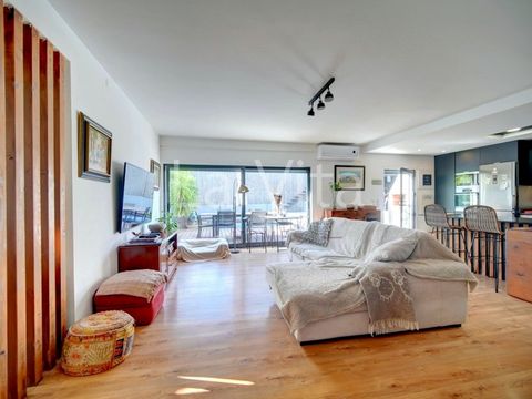 Casa de 4 dormitorios, completamente reformada, a 950 metros del centro de Cascais. Refinamiento, funcionalidad y centralidad son los puntos fuertes de esta casa. Ubicada en una calle tranquila, estando cerca del centro de Cascais, acceso a la A5, A1...