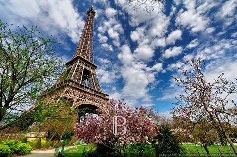 PARIS VII - CHAMP DE MARS - HOGE VERDIEPING - SLEUTEL-OP-DE-DEUR APPARTEMENT - 4 SLAAPKAMERS. Dit volledig gerenoveerde appartement beschikt over 4 slaapkamers en ongeveer 258 m² , gelegen op de derde verdieping van een gebouw gebouwd in 1925. De woo...