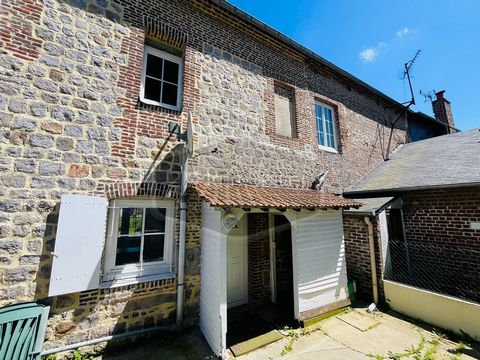 2M real estate biedt u dit bakstenen en stenen huis van ongeveer 76m2 aan in het hart van het charmante stadje Saint-Valéry-en-Caux. Deze woning bestaat op de begane grond uit een entree naar een ingerichte keuken en een prachtige woonkamer van ongev...