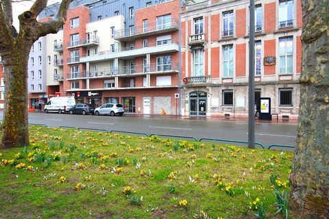 Idéal commerce ou tertiaire - Local situé Boulevard du Général de Gaulle à DIEPPE. Au rez-de-chaussée d'un immeuble neuf avec accessibilité PMR. Surface livrée brute de 106 m2 utile à aménager. Livraison immédiate. Ce bien immobilier vous est présent...