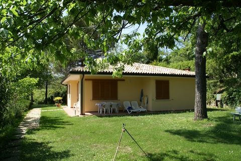 Questa casa vacanze appartata è a Garda, Venezia. La bella proprietà dispone di 3 camere da letto, una piscina in comune e una terrazza coperta per offrire una vacanza incredibile dalle tue routine quotidiane. Può ospitare fino a 6 ospiti ed è l'idea...