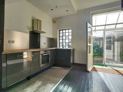 Je vous propose cette Maison à seulement 10 minutes à pied du centre-ville. Cette charmante maison se compose de trois chambres, d'un salon lumineux ouvert sur une cuisine équipée, d'une cave pour stocker vos affaires et d'un agréable jardin avec esp...