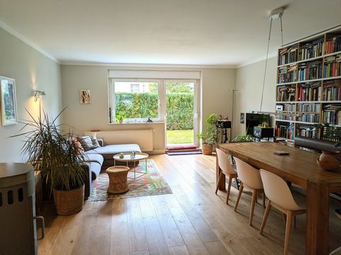 Verfügbar vom ... m2 Wohnung mit Garten und öffentlicher Anbindung im Villenviertel Lichterfelde West für bis zu 4 Personen. Die Erdgeschosswohnung in einem Zweiparteienhaus liegt wunderschön gelegen im grünen aber gut angebundenen Villenviertel Lich...