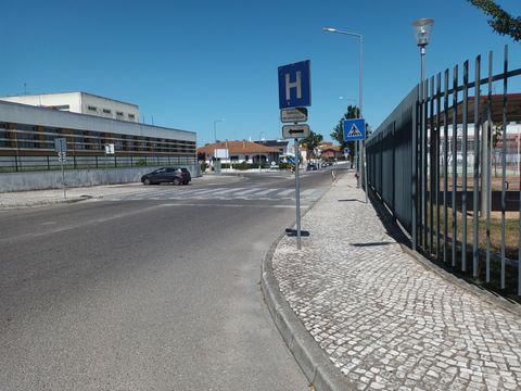 Este terreno tem viabilidade de construção de edifícios de apartamentos (ou moradias) até quatro pisos de altura, num total de cento e seis fogos para habitação e doze unidades autónomas para comércio ou serviços. Está localizado no centro de Benaven...