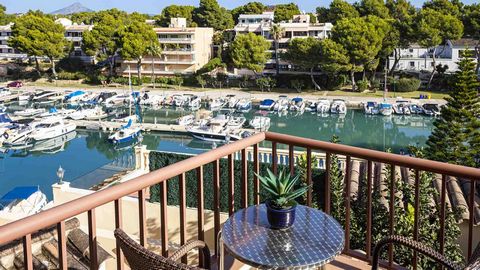 Sea view apartment in Mallorca: Let yourself be enchanted by this charming duplex apartment, which offers you a breathtaking view of the sparkling sea and the lively harbor atmosphere. In a privileged location at the marina of Santa Ponsa, in the pic...