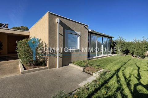 A découvrir maison de plain pied dans une résidence Sénior avec piscine, salle de sport, gardien. Cette maison offre une excellente fonctionalité avec sa grande pièce de vie climatisée d'environ 40m2 comprenant le coin cuisine équipé. Une arrière cui...