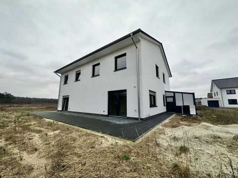 Willkommen in Ihrem neuen Zuhause in Haßbergen! Diese neu gebaute Doppelhaushälfte aus dem Jahr 2023 bietet Ihnen modernen Komfort und genügend Platz für die ganze Familie. Auf insgesamt 115 Quadratmetern Wohnfläche erstrecken sich 4 Zimmer, darunter...