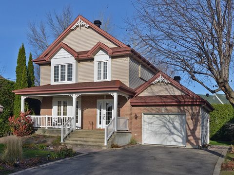 Située dans un SECTEUR RECHERCHÉ, cette CHARMANTE propriété offre 3 chambres à coucher sur le même palier, idéal pour une famille! Le garage attaché vous facilitera le quotidien, tandis que la COUR TRÈS INTIME bordée par une haie de cèdres sera le li...