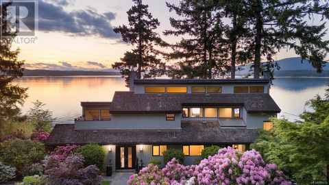 Entdecken Sie dieses bezaubernde Anwesen am Wasser in der begehrten Gemeinde Ardmore an der Westküste der Saanich-Halbinsel. Dieses originale, moderne Haus an der Westküste erstreckt sich über 3.109 Quadratmeter und liegt auf einem 0,69 Hektar großen...