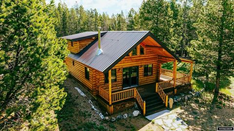 Cabane en rondins sur 45,5 acres dans les montagnes Big Horn. 2CH / 1BA avec une mezzanine ou une troisième chambre nichée le long de la lisière des pins. Puits privé et fosse septique avec un garage de 34 x 24 pour ranger tous vos jouets de montagne...