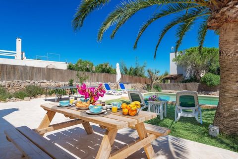 This wonderful house has simple but very cosy and well cared for exteriors, where the protagonist is undoubtedly the beautiful private chlorine swimming pool, surrounded by a gravel terrace with 4 sun loungers and a furnished area where you can enjoy...