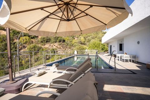 Diese prächtige Villa in Marbella bietet einen außergewöhnlichen Luxus-Rückzugsort für bis zu 12 Gäste mit 6 geräumigen Schlafzimmern, die sich über eine großzügige Wohnfläche von 929 m² verteilen. Die Villa ist perfekt für große Familien oder Gruppe...