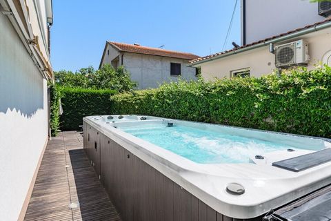 La villa à Porec possède 4 chambre(s) et Capacité pour 10 personnes. Logement de 336 m² confortable et grand, situé en front de plage, avec vue sur le jardin et la piscine. La location se trouve à 400 m du super-marché 