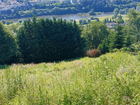 Aurec sur Loire 43110 dans un cadre paisible terrain constructible de 1400m² offrant une vue imprenable sur la Loire viabilisé en bordure. Construction libre, proche du collège Prix 117000Euros Honoraires à la charge du vendeur Pour visiter et vous a...