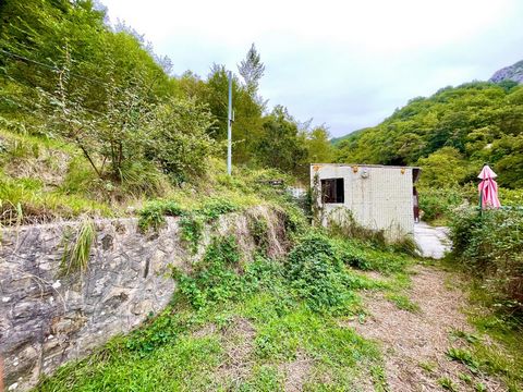 Située à Castillon (06500), cette propriété bénéficie d'un environnement montagneux, offrant ainsi un cadre paisible et naturel aux futurs propriétaires. Malgré son côté rural, la commune dispose de quelques commodités à proximité pour faciliter le q...