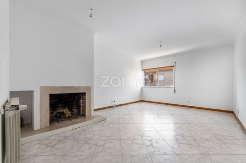 ID de l’établissement : ZMPT571879 Appartement semi-rénové de 3 chambres | Près de Colégio D. Diogo de Sousa | Braga Cet appartement de 3 chambres, avec deux façades, situé au 3ème étage (sans ascenseur) sur la Rua São Domingos, à S. Vítor, est une o...