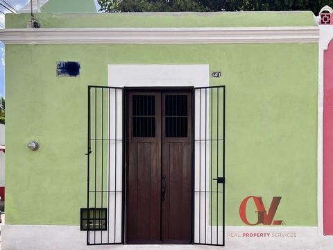 Cette maison récemment rénovée est située dans un coin, elle a la façade coloniale typique avec sa porte d’entrée en bois de style colonial.  Il a des sols en carreaux de pâtes, de hauts plafonds et des fenêtres coloniales en bois, toutes ces caracté...