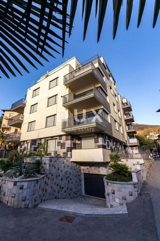 Location: Primorsko-goranska županija, Opatija, Opatija - Centar. OPATIJA, CENTER - special new building, microlocation in the center of Opatija, larger apartment with terrace and garage ready to move in, 200 meters from the sea DUX represents a grea...