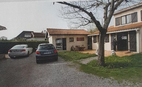 A Mérignac Capeyron, cette maison accueille une activité de massage bien être. D'une surface de 113 m² environ elle propose 3 pièces, accueil, salle d'attente, cuisine, WC, salle d'eau, cellier, bureau ou studio indépendant. sur une parcelle de 340 m...