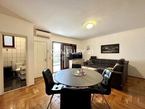 Appartement à vendre au rez-de-chaussée du 9ème immeuble résidentiel à Malinska sur l’île de Krk. L’appartement comprend un salon avec une cuisine (25m2), une chambre (10.76m2), une salle de bain (4.14m2), un débarras (1.34m2) et un balcon de 8.48m2....