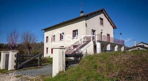 Cette maison de 1967 bénéficie d'un cadre paisible à proximité des commodités du village. Son exposition sud offre une luminosité naturelle, sa terrasse extérieure et la vue dégagée sur la nature environnante rajoute à son charme. La propriété de 275...