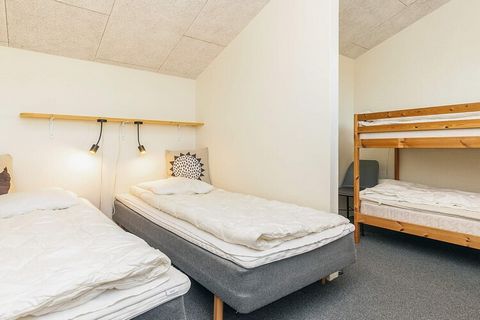 Schöne Ferienwohnung am Tranum Strand. Die Ferienwohnung hat zwei Etagen. Zwei Schlafzimmer befinden sich im Parterre, ein weiteres Schlafzimmer im oberen Stockwerk. Im Erdgeschoss gibt es außerdem einen offenen Küchen- und Wohnbereich mit Zugang zur...