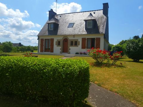 Maison occupée par un couple de 72 ans. Dans un environnement calme, construite sur sous-sol, elle se compose d'une entrée, d'un salon séjour, d'une cuisine indépendante, une salle de bain, un wc et une chambre. L'étage est à aménagé selon convenannc...